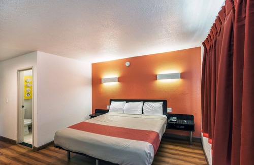 Cedar Crest Hotel | Budget-Friendly Motel 6 Dallas with Pool & Breakfast
