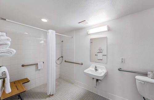Cedar Crest Hotel | Budget-Friendly Motel 6 Dallas with Pool & Breakfast