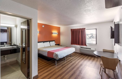 Cedar Crest Hotel | Budget-Friendly Motel 6 Dallas with Pool & Breakfast