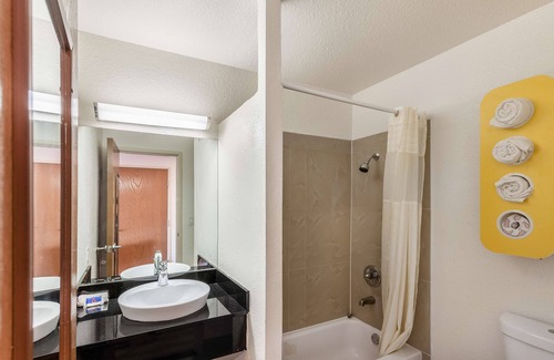 Cedar Crest Hotel | Budget-Friendly Motel 6 Dallas with Pool & Breakfast