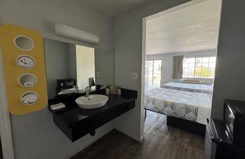Delano Hotel | Budget-Friendly Motel 6 Delano with Pool and Breakfast