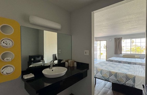 Delano Hotel | Budget-Friendly Motel 6 Delano with Pool and Breakfast