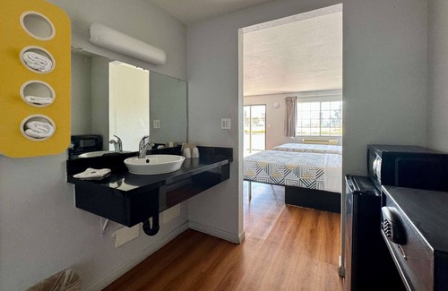 Delano Hotel | Budget-Friendly Motel 6 Delano with Pool and Breakfast