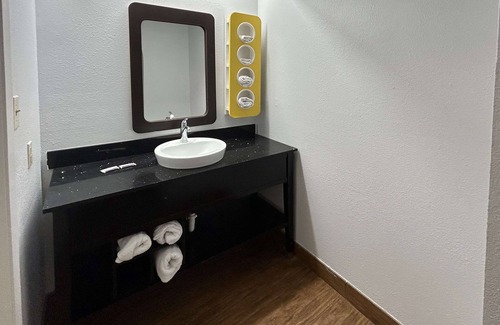 Denham Springs Hotel | Convenient Motel 6 Denham Springs with Breakfast Included
