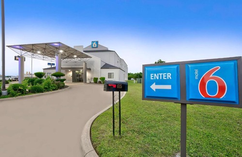 Denison Hotel | Pet-Friendly Motel 6 in Denison, TX with Pool Access