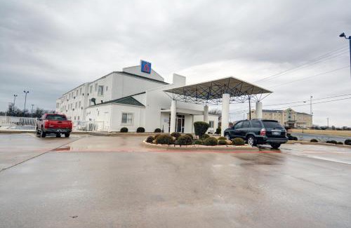 Denison Hotel | Pet-Friendly Motel 6 in Denison, TX with Pool Access