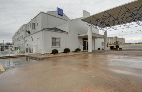 Denison Hotel | Pet-Friendly Motel 6 in Denison, TX with Pool Access