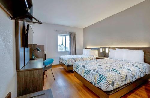 Denison Hotel | Pet-Friendly Motel 6 in Denison, TX with Pool Access