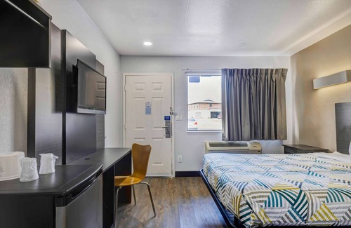 Denton Hotel | Comfortable Motel 6 Denton: Pool, Spa & Breakfast Included