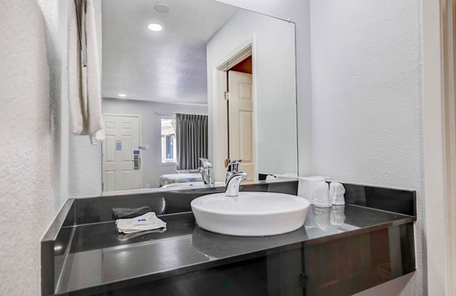 Denton Hotel | Comfortable Motel 6 Denton: Pool, Spa & Breakfast Included