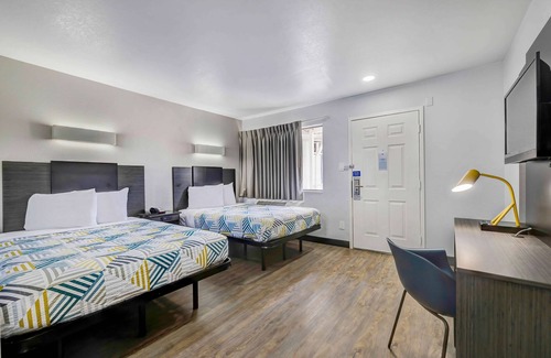 Denton Hotel | Comfortable Motel 6 Denton: Pool, Spa & Breakfast Included