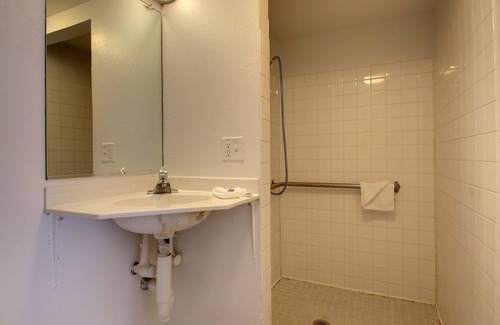Berwick Hotel | Budget-Friendly Stay at Motel 6 Des Moines, IA - North