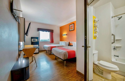 Eagle Pass Hotel | Discover Motel 6 Eagle Pass, TX - Lakefront Escape