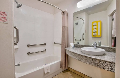 Eagle Pass Hotel | Discover Motel 6 Eagle Pass, TX - Lakefront Escape