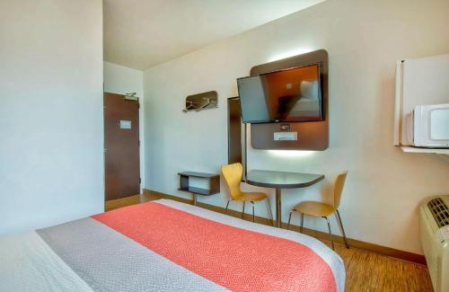 Eagle Pass Hotel | Pet-Friendly Lakeside Retreat at Motel 6 Eagle Pass, TX