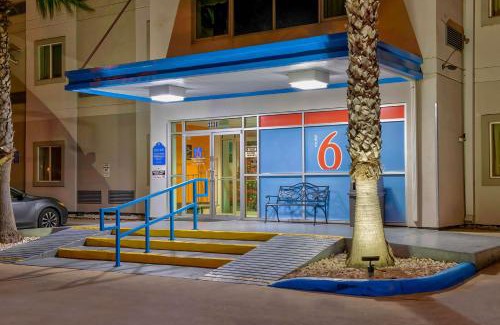 Eagle Pass Hotel | Pet-Friendly Lakeside Retreat at Motel 6 Eagle Pass, TX