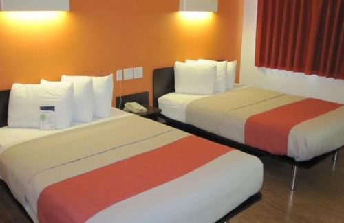 Eagle Pass Hotel | Pet-Friendly Lakeside Retreat at Motel 6 Eagle Pass, TX