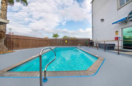 Eagle Pass Hotel | Pet-Friendly Lakeside Retreat at Motel 6 Eagle Pass, TX