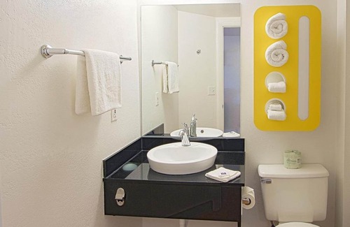 East Brunswick Hotel | Convenient Motel 6 in East Brunswick, NJ with Breakfast & Spa