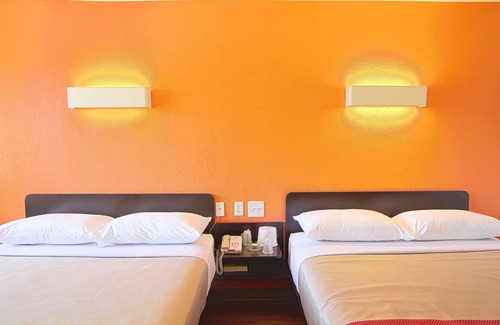 East Brunswick Hotel | Convenient Motel 6 in East Brunswick, NJ with Breakfast & Spa