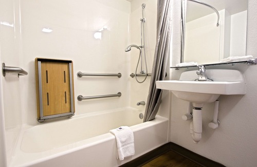 East Brunswick Hotel | Convenient Motel 6 in East Brunswick, NJ with Breakfast & Spa
