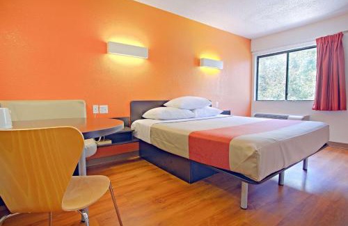 East Brunswick Hotel | Convenient Motel 6-East Brunswick, NJ: Pet-Friendly Stay