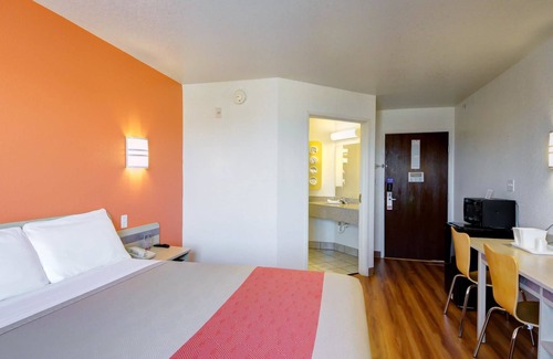 El Reno Hotel | Comfortable Stay at Motel 6 El Reno, OK with Pool & Breakfast