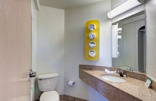 El Reno Hotel | Comfortable Stay at Motel 6 El Reno, OK with Pool & Breakfast