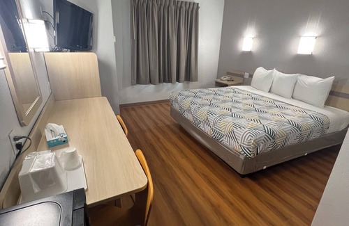 El Reno Hotel | Comfortable Stay at Motel 6 El Reno, OK with Pool & Breakfast