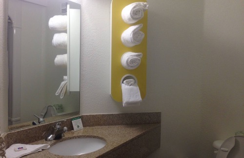 El Reno Hotel | Comfortable Stay at Motel 6 El Reno, OK with Pool & Breakfast