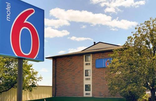 Elk Grove Village Hotel | Comfortable Motel 6 in Elk Grove Village, IL - Pet Friendly