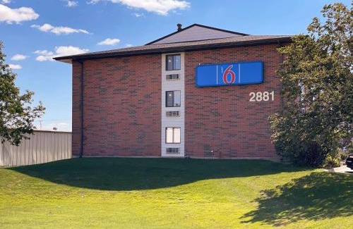 Elk Grove Village Hotel | Comfortable Motel 6 in Elk Grove Village, IL - Pet Friendly