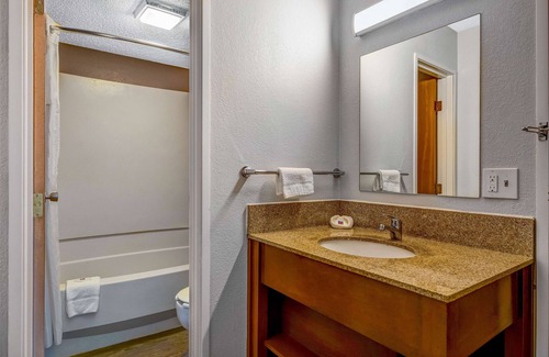 Elk Grove Village Hotel | Comfortable Lodging at Motel 6 Elk Grove Village, IL