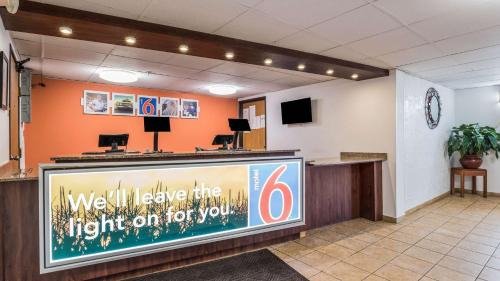Elk Grove Village Hotel | Comfortable Motel 6 in Elk Grove Village with Great Amenities