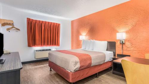 Elk Grove Village Hotel | Comfortable Motel 6 in Elk Grove Village with Great Amenities