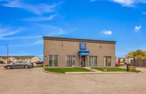 Fargo Hotel | Comfortable Stay at Motel 6 Fargo - Pet Friendly & Accessible