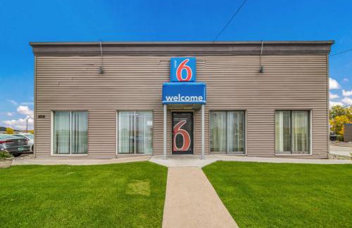 Fargo Hotel | Comfortable Stay at Motel 6 Fargo - Pet Friendly & Accessible