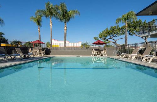 Fontana Hotel | Comfortable Stay at Motel 6 Fontana, CA - Pet Friendly & Pool