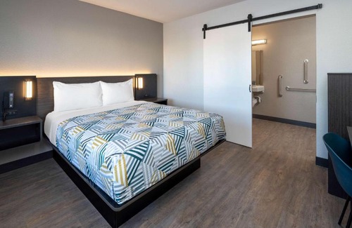 Fontana Hotel | Comfortable Stay at Motel 6 Fontana, CA - Pet Friendly & Pool