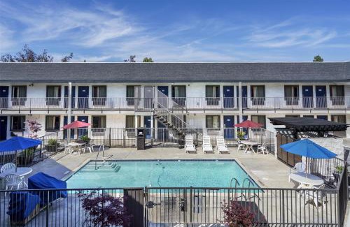 Ardenwood Hotel | Pet-Friendly Motel 6 in Fremont, CA with Pool Access