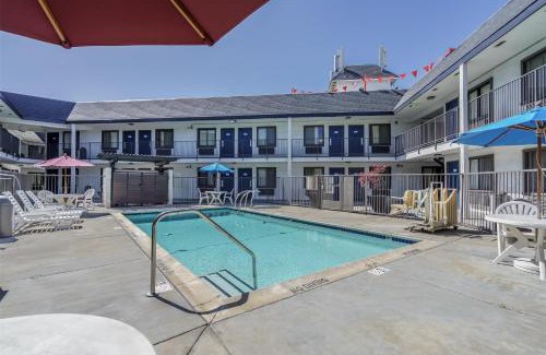 Ardenwood Hotel | Pet-Friendly Motel 6 in Fremont, CA with Pool Access