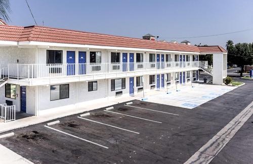 Fresno Hotel | Budget-Friendly Motel 6 in Fresno with Pool & Pet Access