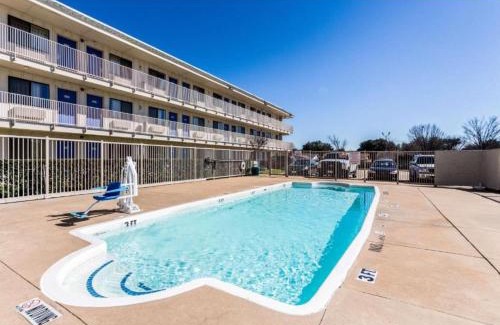 Garland Hotel | Budget-Friendly Motel 6-Garland, TX with Pool & Pet Options
