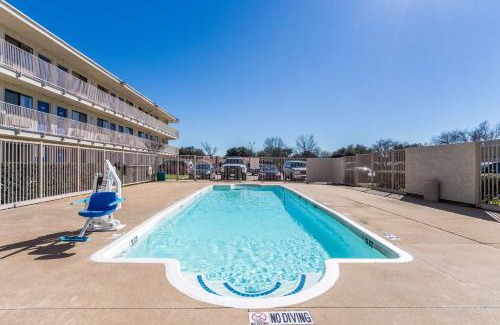 Garland Hotel | Budget-Friendly Motel 6-Garland, TX with Pool & Pet Options