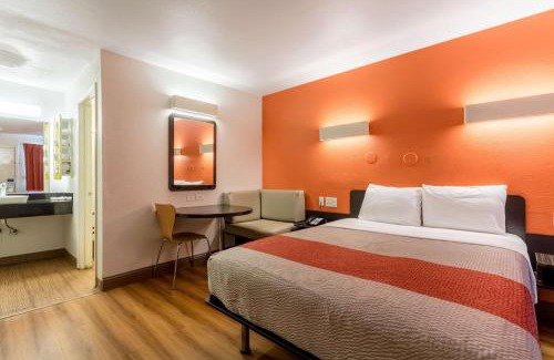 Garland Hotel | Budget-Friendly Motel 6-Garland, TX with Pool & Pet Options