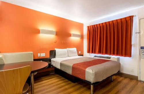 Garland Hotel | Budget-Friendly Motel 6-Garland, TX with Pool & Pet Options
