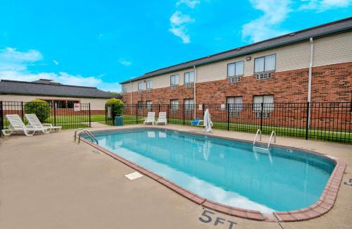 Georgetown Hotel | Budget-Friendly Motel 6 - Georgetown, KY with Pool & Pet Access