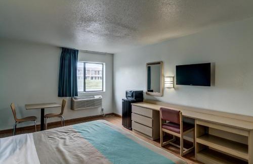 Georgetown Hotel | Budget-Friendly Motel 6 - Georgetown, KY with Pool & Pet Access