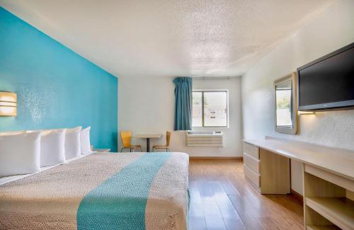 Georgetown Hotel | Budget-Friendly Motel 6 - Georgetown, KY with Pool & Pet Access