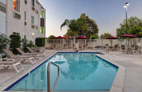 Gilroy Hotel | Pet-Friendly Motel 6 in Gilroy, CA with Pool Access